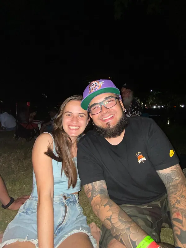 Isabel e Heins sentados na grama, à noite, esperando os fogos de 4 de julho nos Estados Unidos.